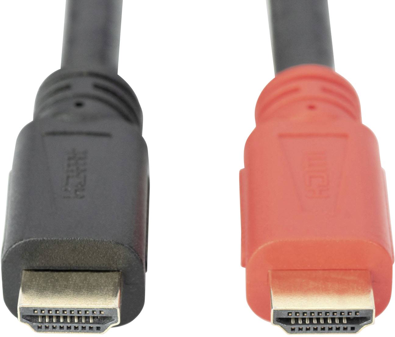 Schwarzes und rotes HDMI-Kabel nebeneinander, beide mit Steckerenden nach vorne zeigend.