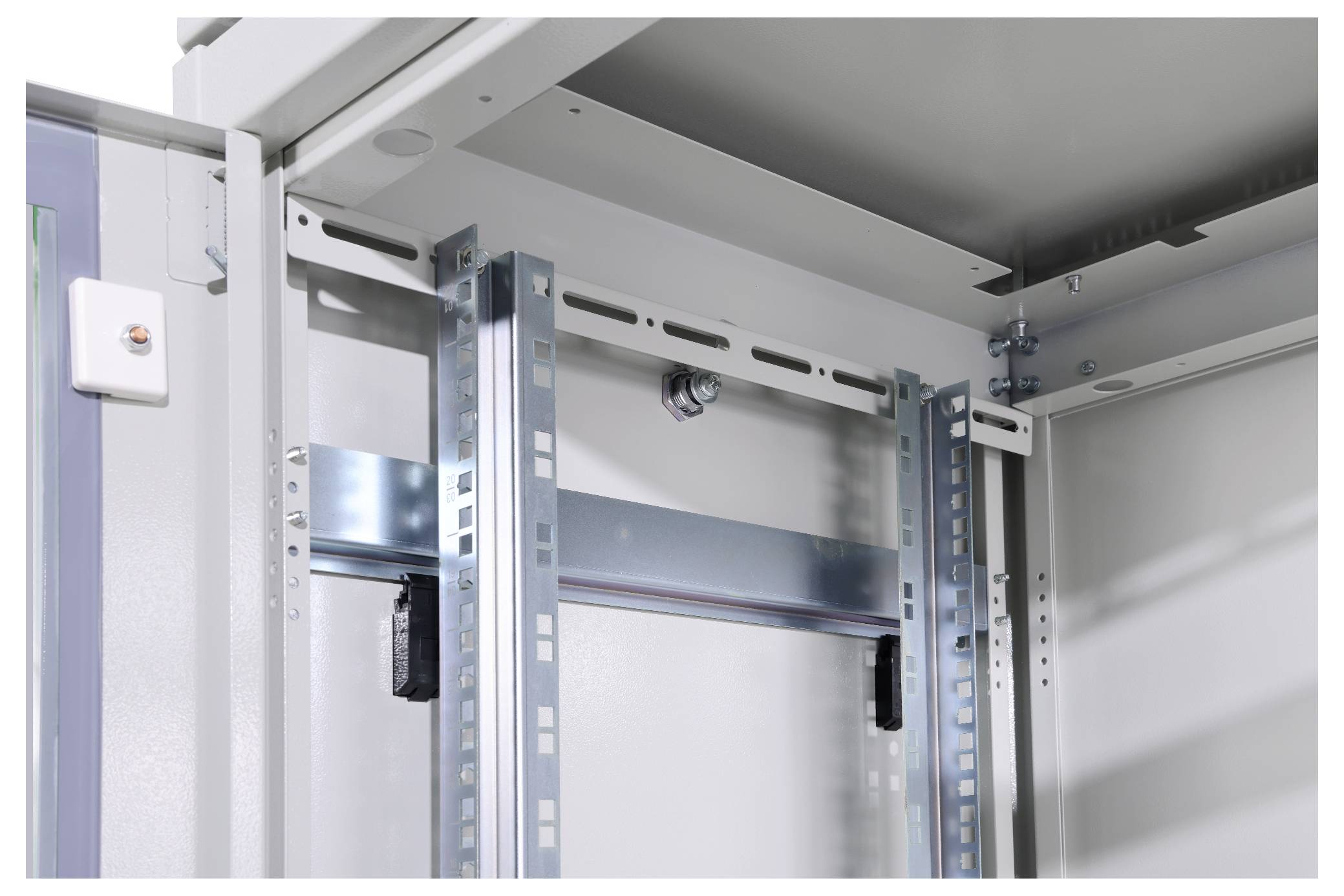 Metallrahmen in einem offenen Schaltschrank, der für die Montage von elektronischen Geräten oder Verkabelungen vorbereitet ist.