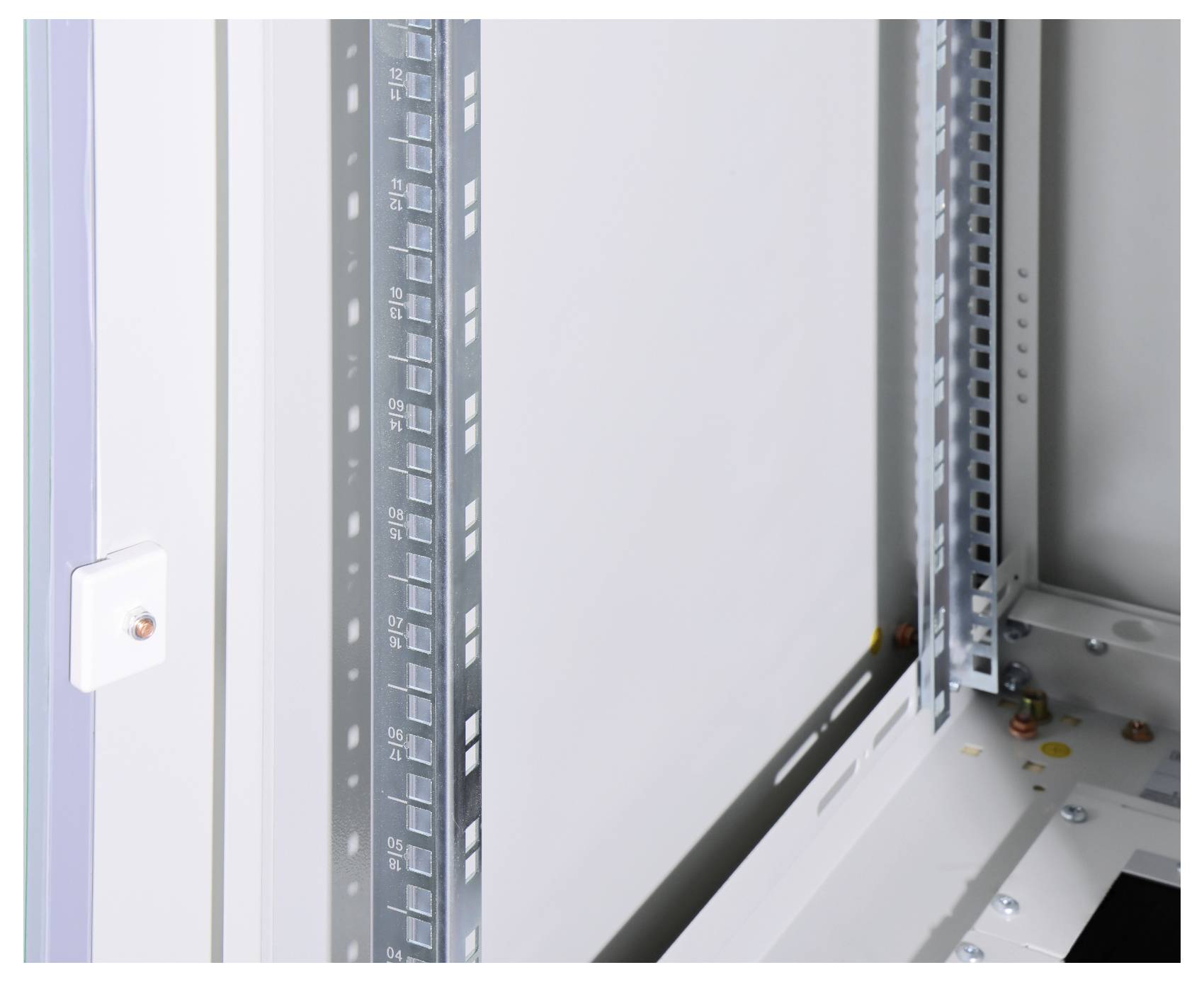 Nahaufnahme eines offenen Server-Schranks mit Metallregalen, die zur Montage von Geräten vorgesehen sind, ohne sichtbare Verkabelung oder Geräte.