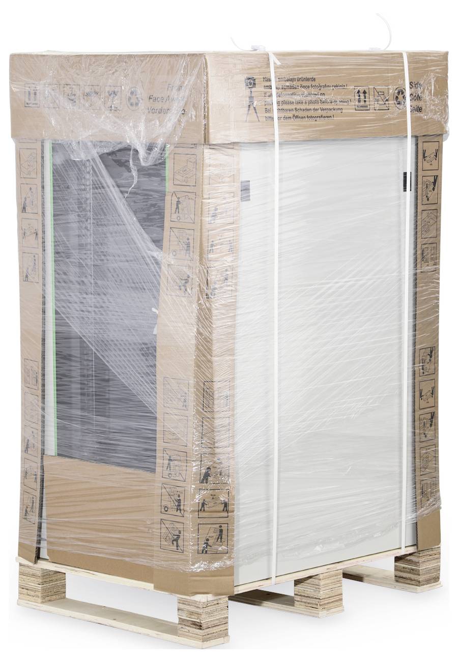 Ein verpacktes Haushaltsgerät auf einer Holzpalette, mit transparentem Plastik und Pappe umwickelt. Piktogramme zeigen Handhabungshinweise.