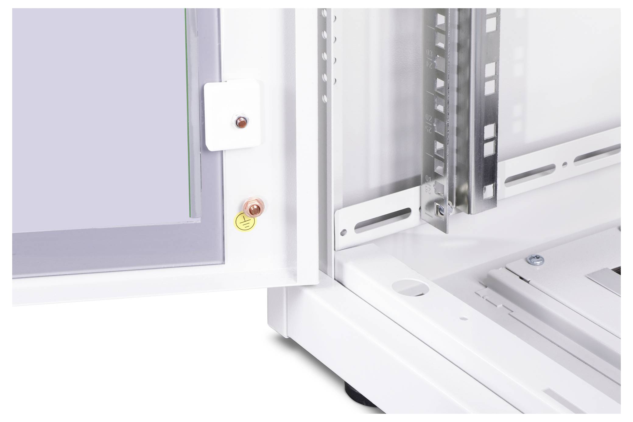 Nahaufnahme eines Metallschrankes mit offenem Türgriff, Zeigt Innenansicht mit Schienen und Befestigungselementen.