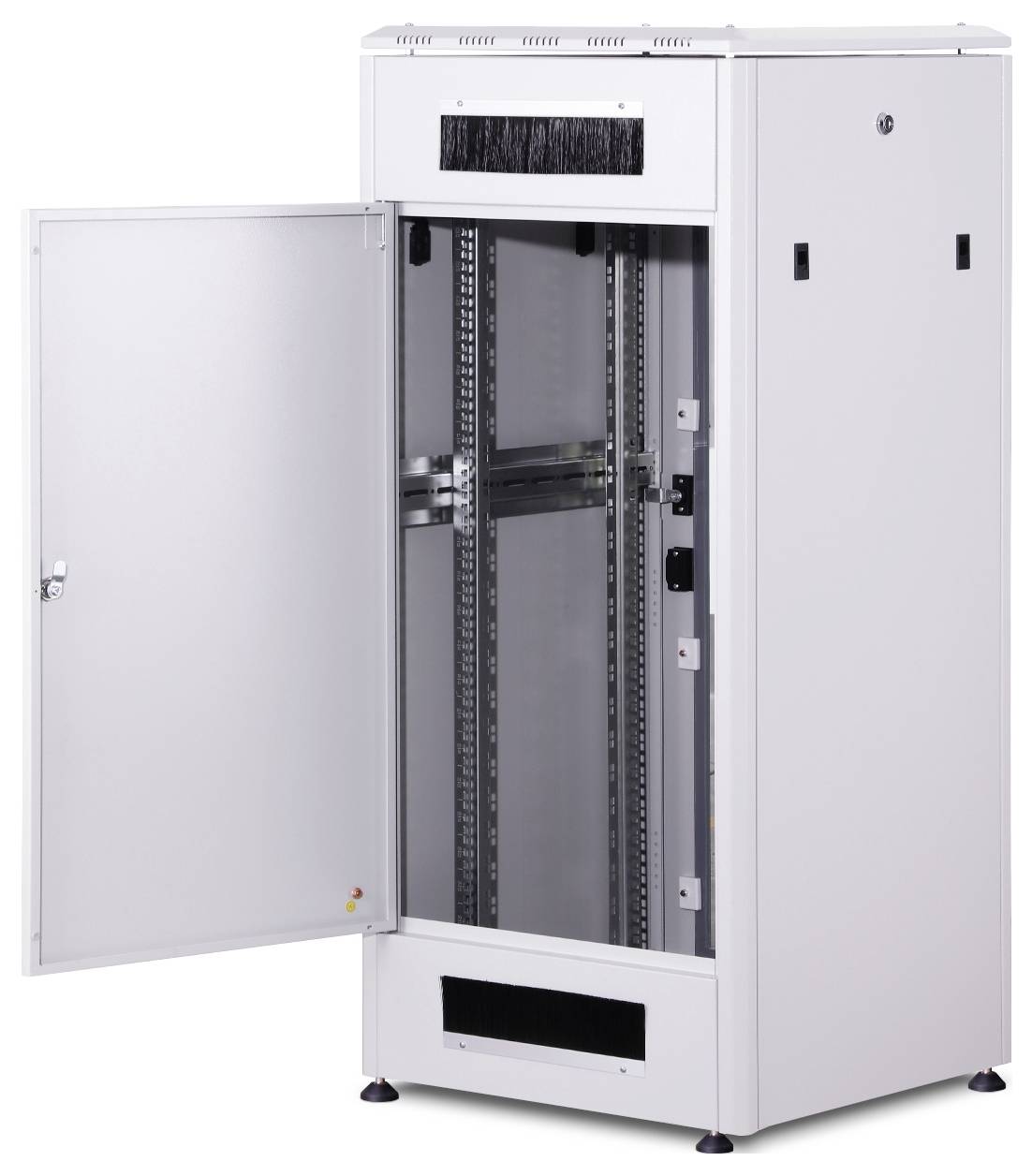 Ein offener Serverschrank mit sichtbaren Schienen und einer geöffneten Tür zeigt den Innenraum zur Installation von Computerhardware.