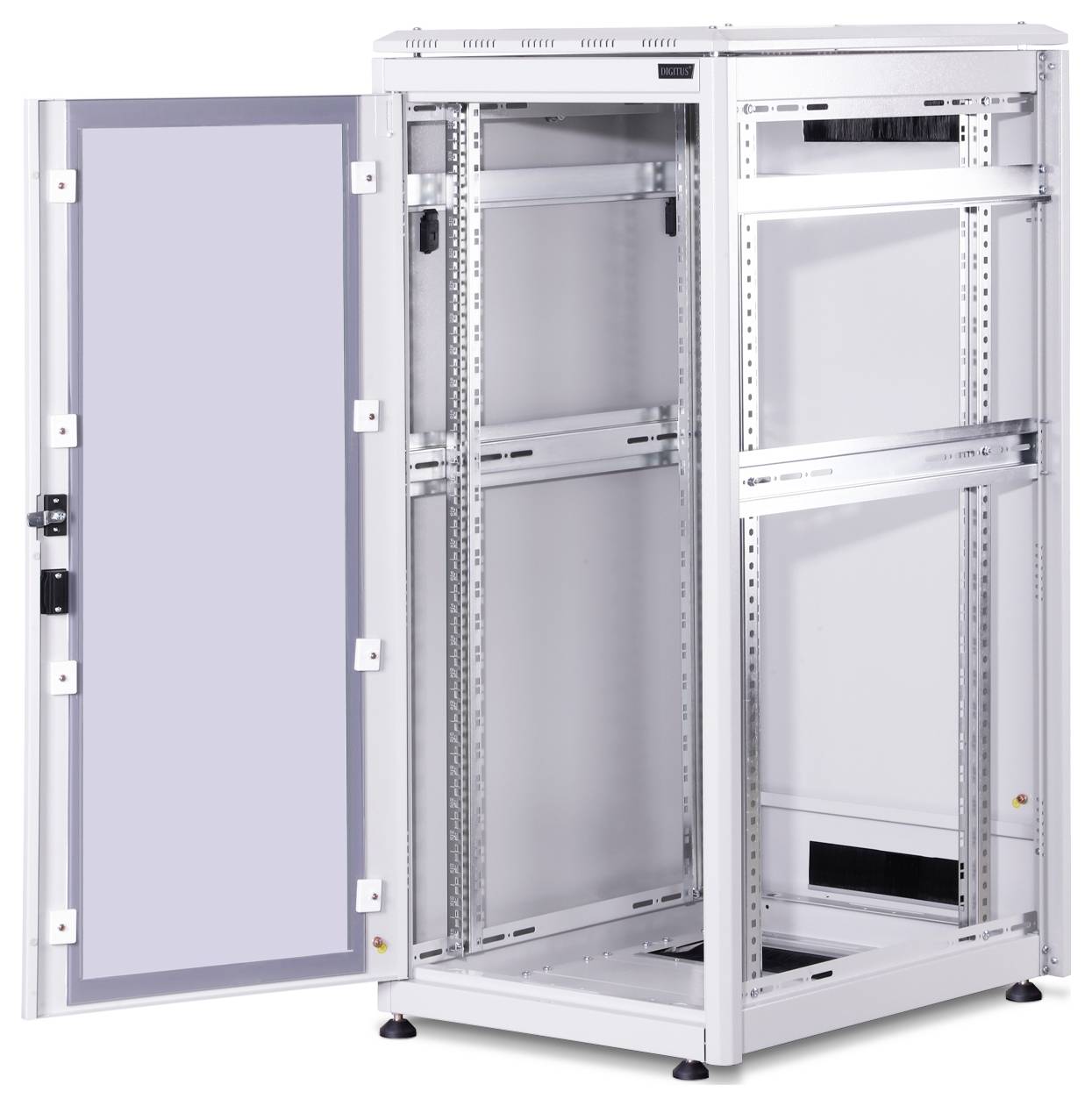 Ein leerer, geöffneter Metall-Server-Rack-Schrank mit klarer Fronttür und mehreren Fächern zum Einbau von Geräten.