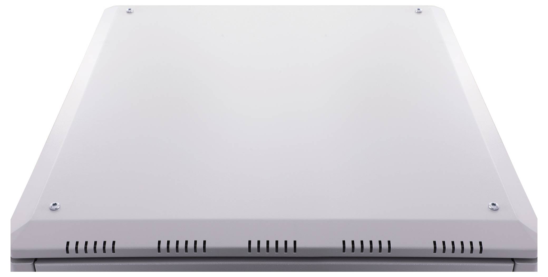 Weiße quadratische Deckenplatte mit abgerundeten Kanten und sichtbaren Schrauben an den Ecken. Achten Sie auf die Belüftungsschlitze.