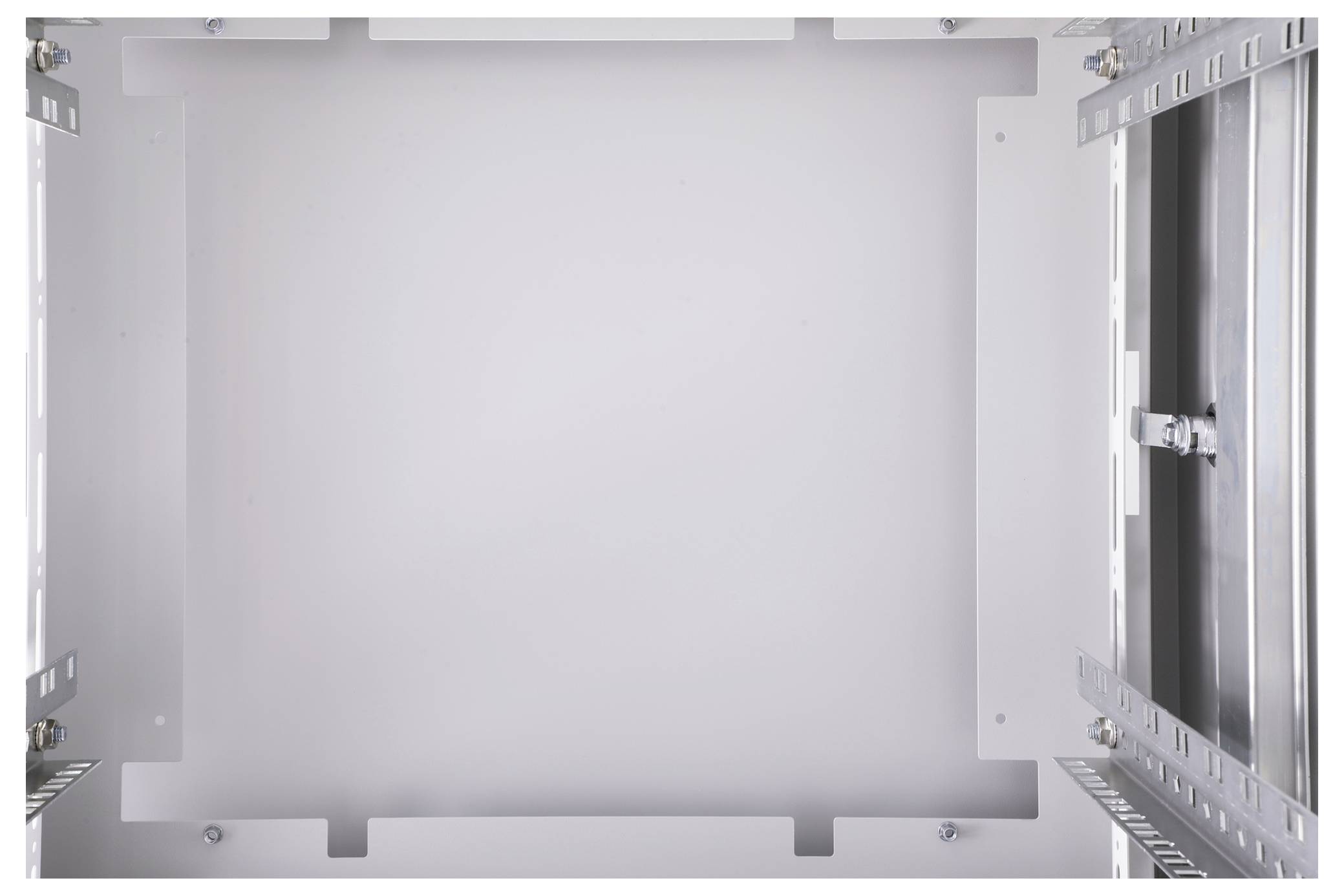 Offener rechteckiger Metallrahmen mit Schraubenlöchern, zur Montage von Geräten oder Panels vorgesehen.