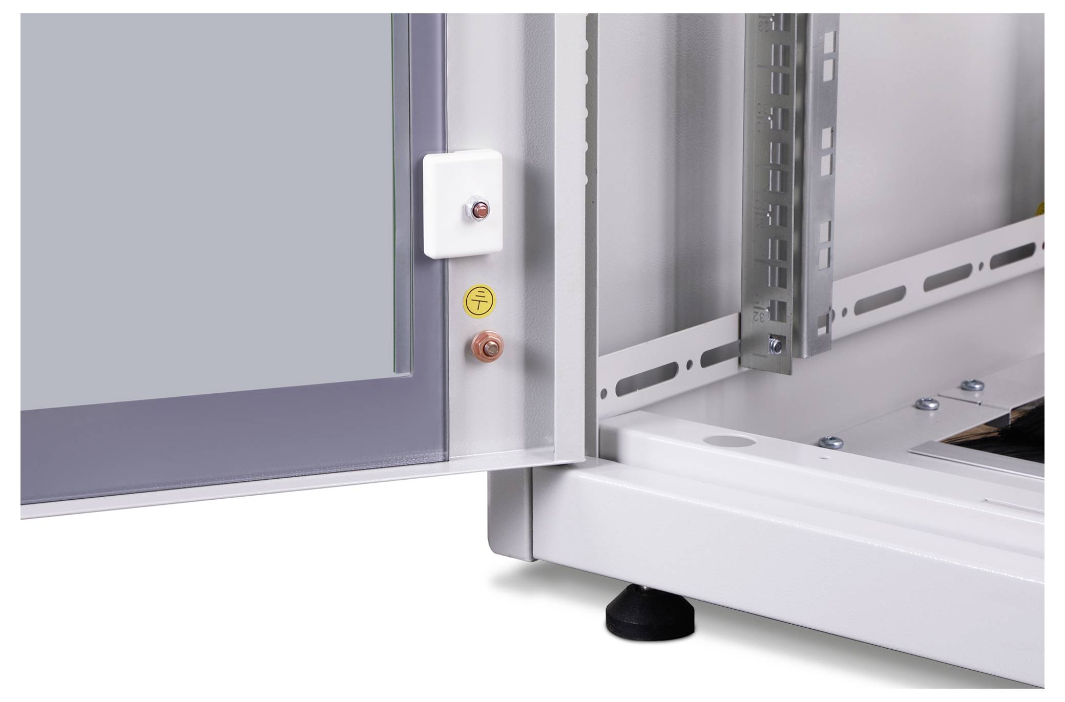 Offener Metallschrank mit Türkontakt und Basiseinheit, montiert auf höhenverstellbaren Füßen. Sichtbar sind Kabelhalterungen und Befestigungsschienen.
