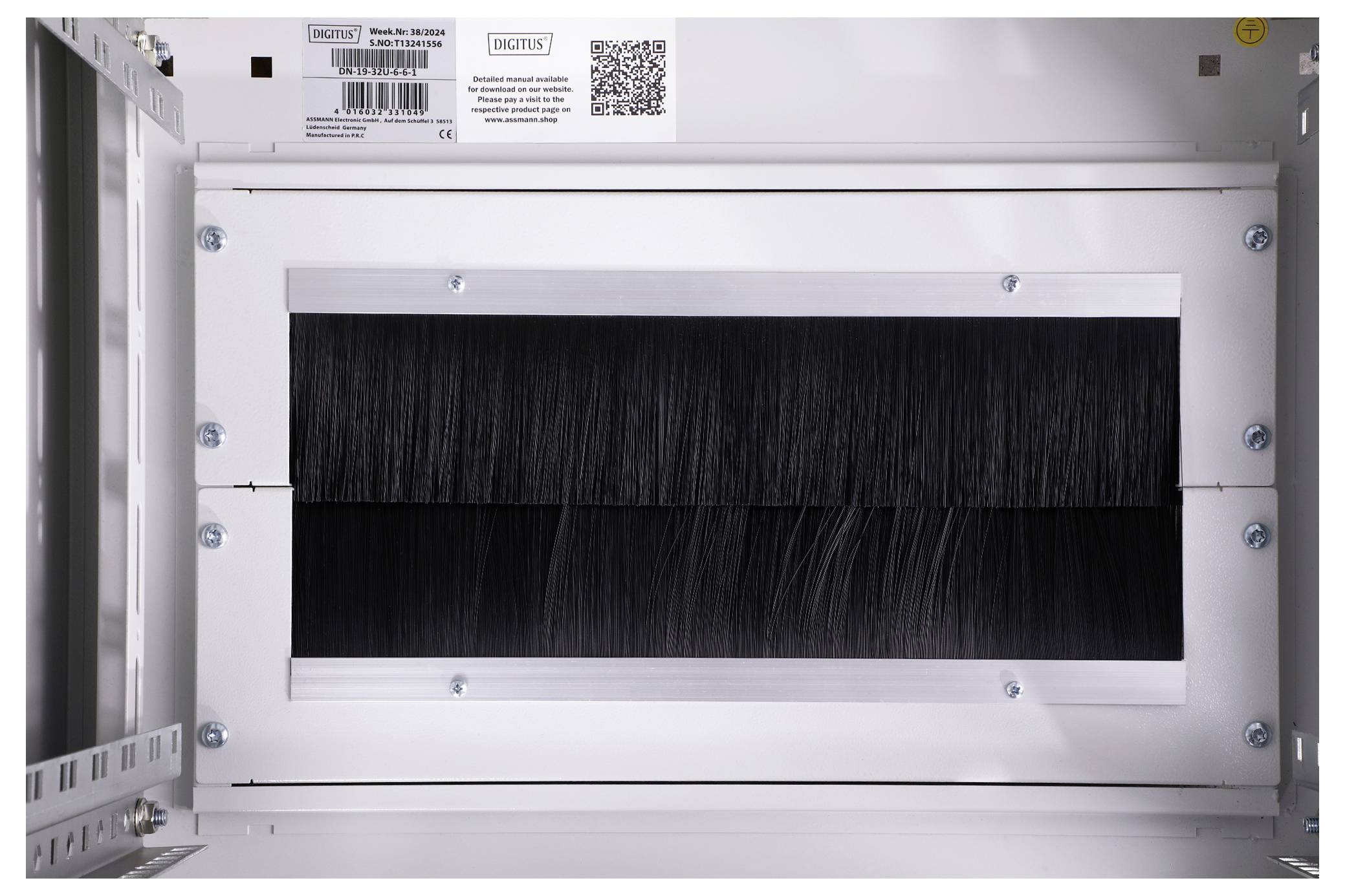 Schwarze Bürstenkabelführungspaneel in einem Serverrack für Kabelmanagement. Es hilft, Kabel zu organisieren und Staub fernzuhalten.