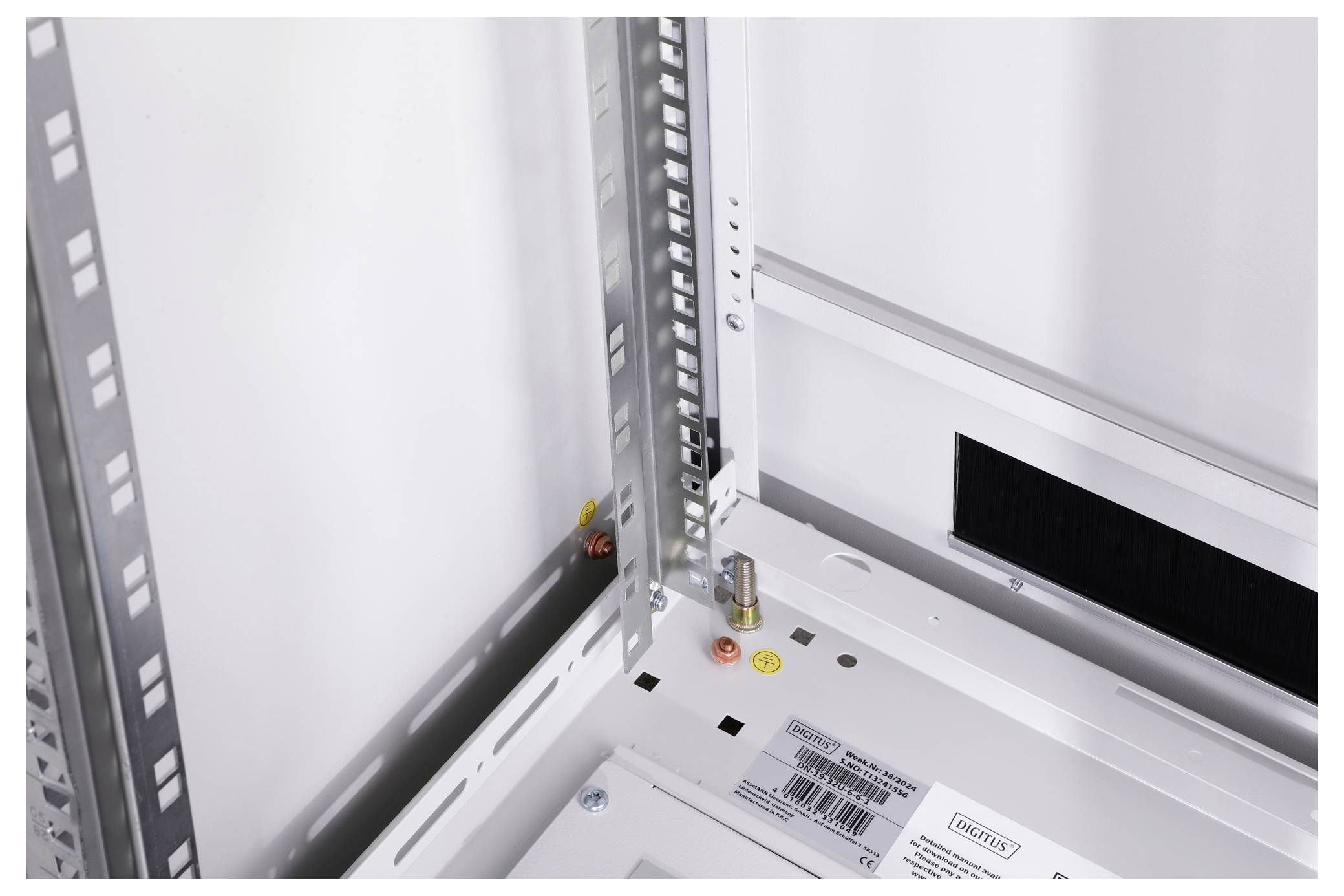 Industrieschrankinnenraum mit Metallrahmen und Beschlägen. Ein Aufkleber mit Barcode und der Schrift 'Rittal' ist sichtbar.