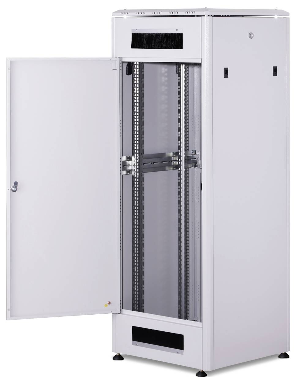 Ein offener, leerer Serverschrank mit einer Glastür, die zur Seite geöffnet ist, steht auf einem weißen Hintergrund.