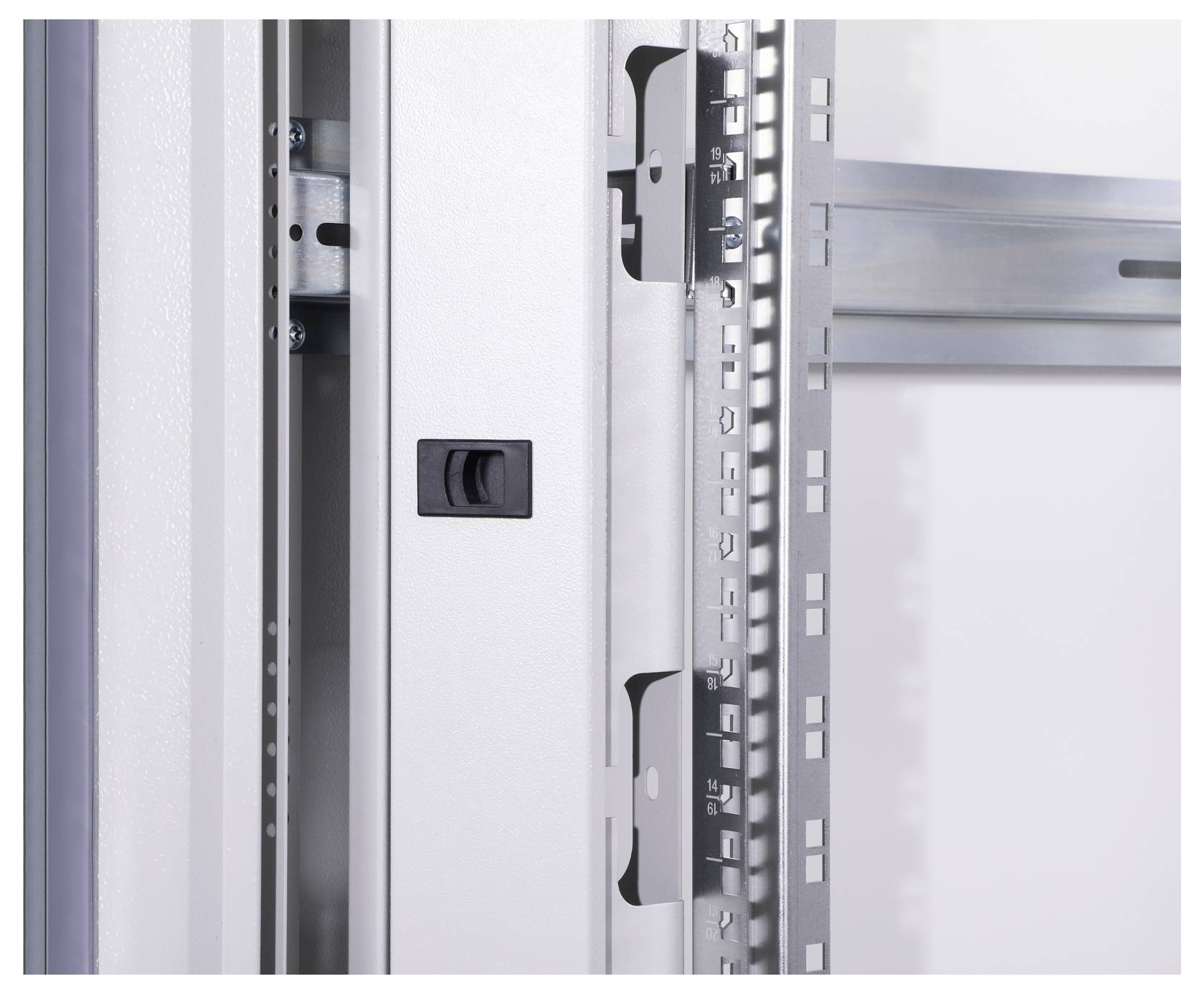 Metallschrank mit geöffnetem Türrahmen, zeigte Innenansicht der strukturellen Verstrebungen und Befestigungselemente.