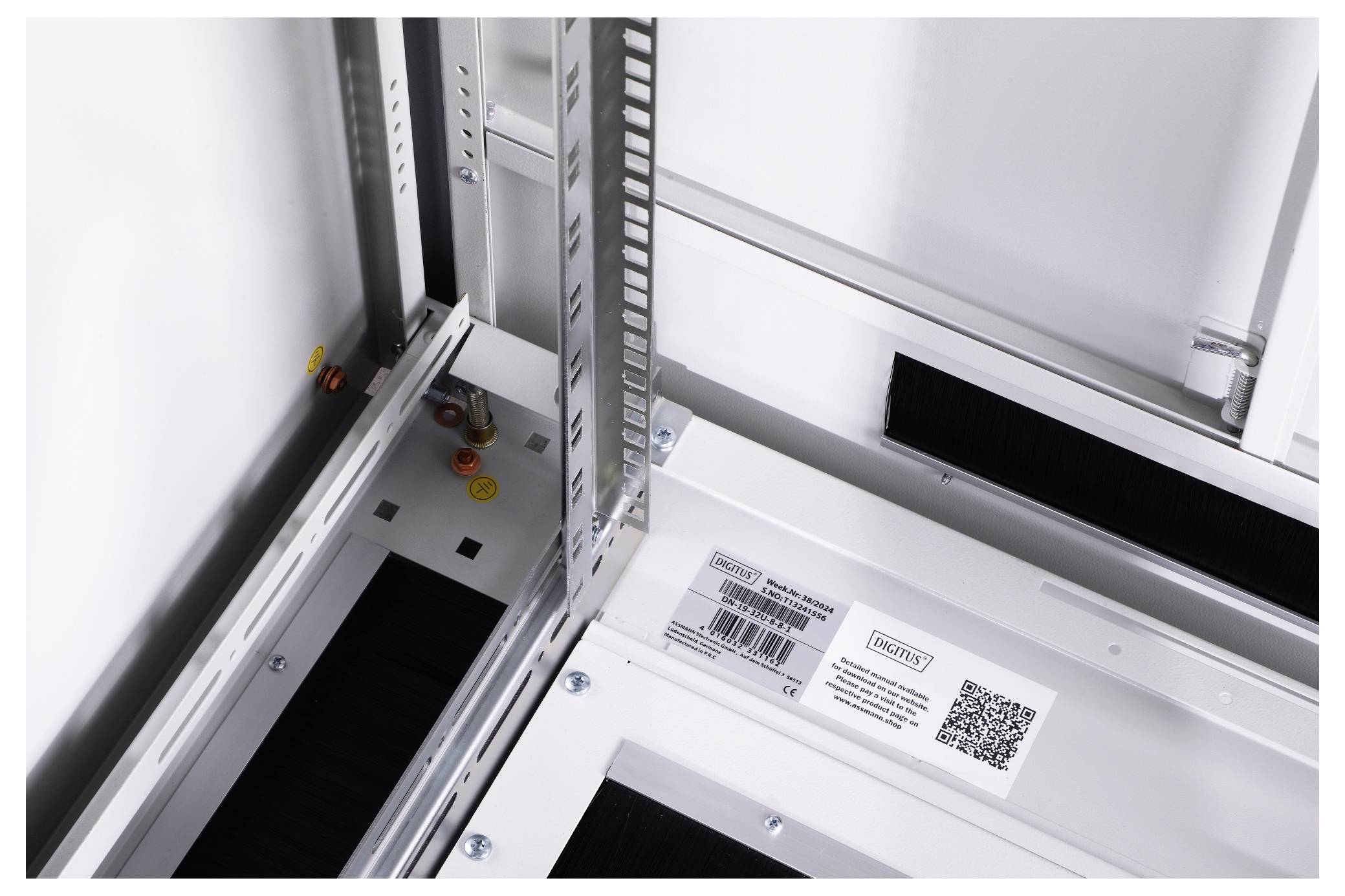 Innenansicht eines Schaltschranks mit Kabelmanagementsystem, Etiketten und QR-Code sichtbar; zeigt Detail des Aufbaus.