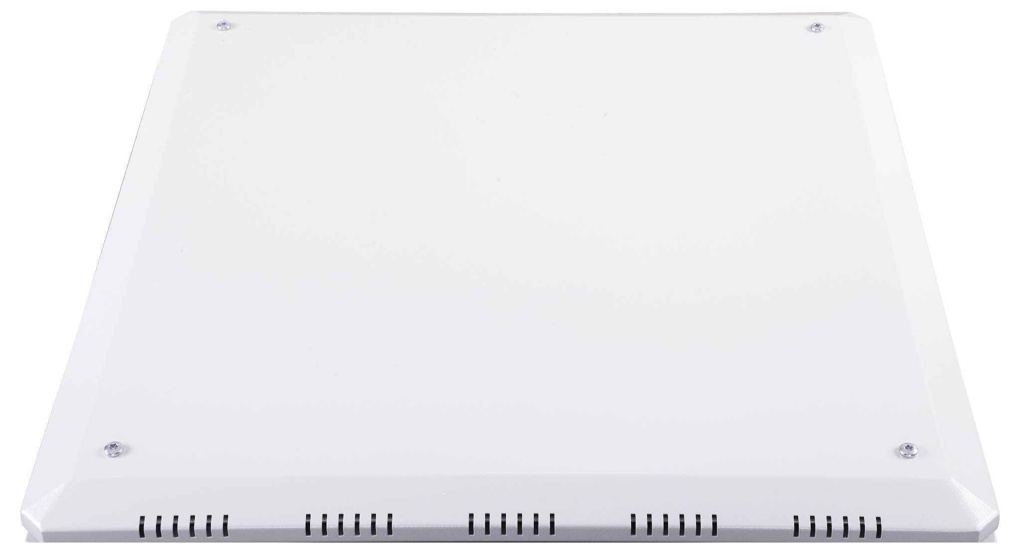 Ein flacher, quadratischer weißer Luftfilter mit Schrauben an den Ecken. Lüftungsschlitze sind am Rand sichtbar.