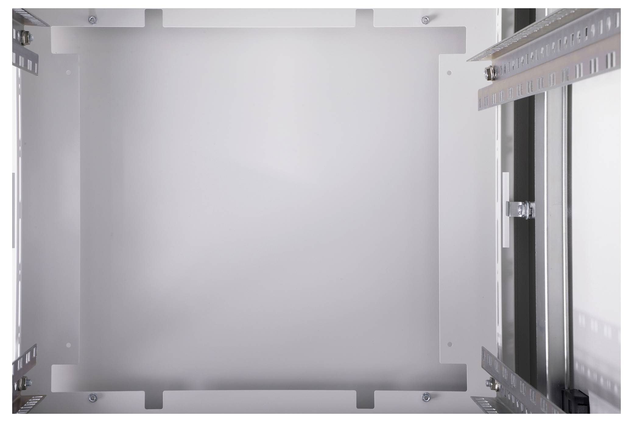 Leerer grauer Schaltschrank mit montierten Schienen und Halterungen an den Seitenwänden, bereit zur Installation elektronischer Komponenten.