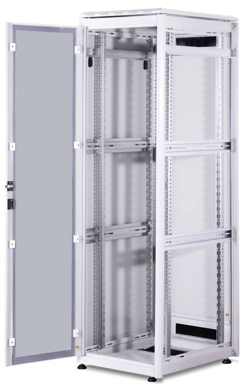 Metallisches Server-Rack mit geöffneter Glastür. Es zeigt mehrere Ebenen zur Montage elektronischer Geräte. Schlichtes Design.