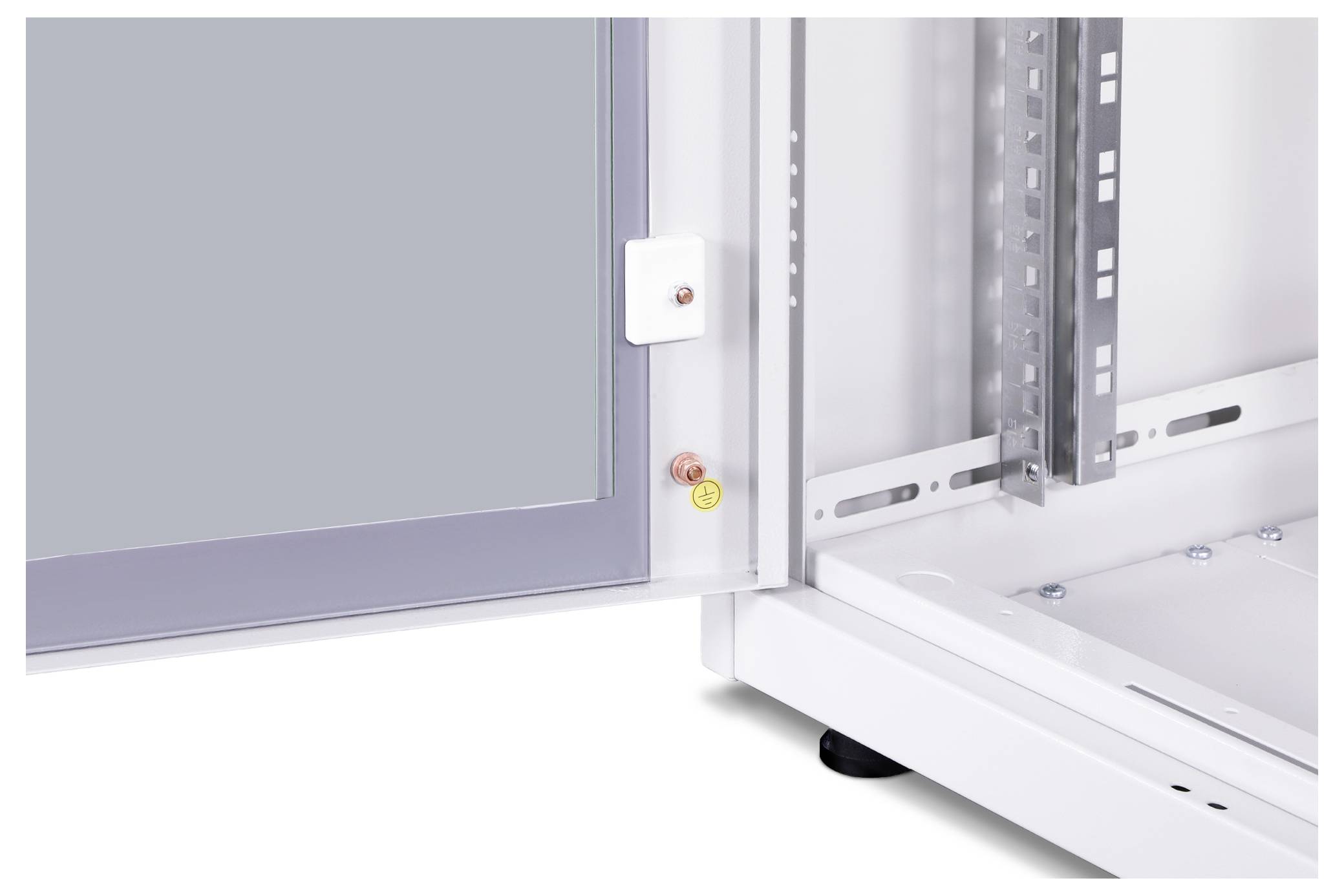 Ein offener Schaltschrank zeigt die Innenausstattung mit einem montierten Scharnier, Kabelkanälen und einer transparenten Tür.