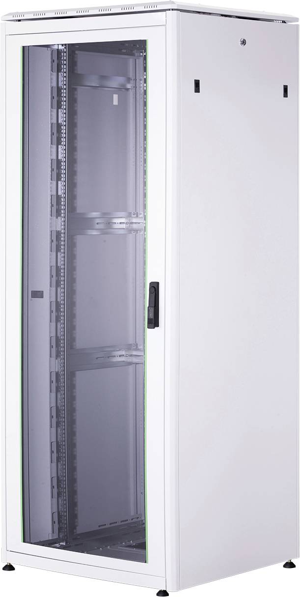 Ein leerer, stehender Netzwerkschrank mit Glastür und Metallrahmen. Ideal zur Aufbewahrung von Servertechnik in IT-Einrichtungen.