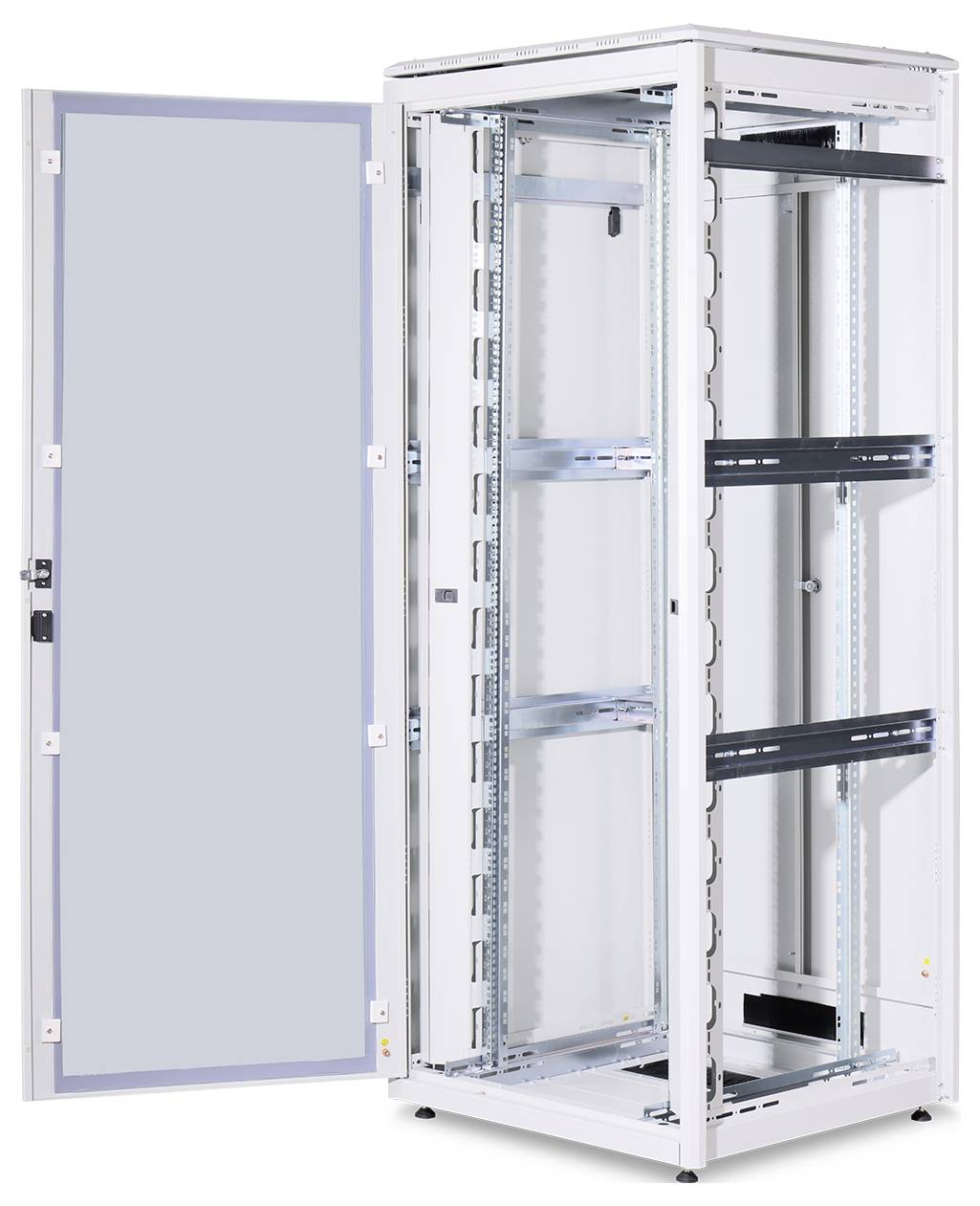 Ein offener Server-Rack-Schrank mit mehreren Regalen, geeignet für Rechenzentren. Türen sind geöffnet, keine Geräte im Inneren.