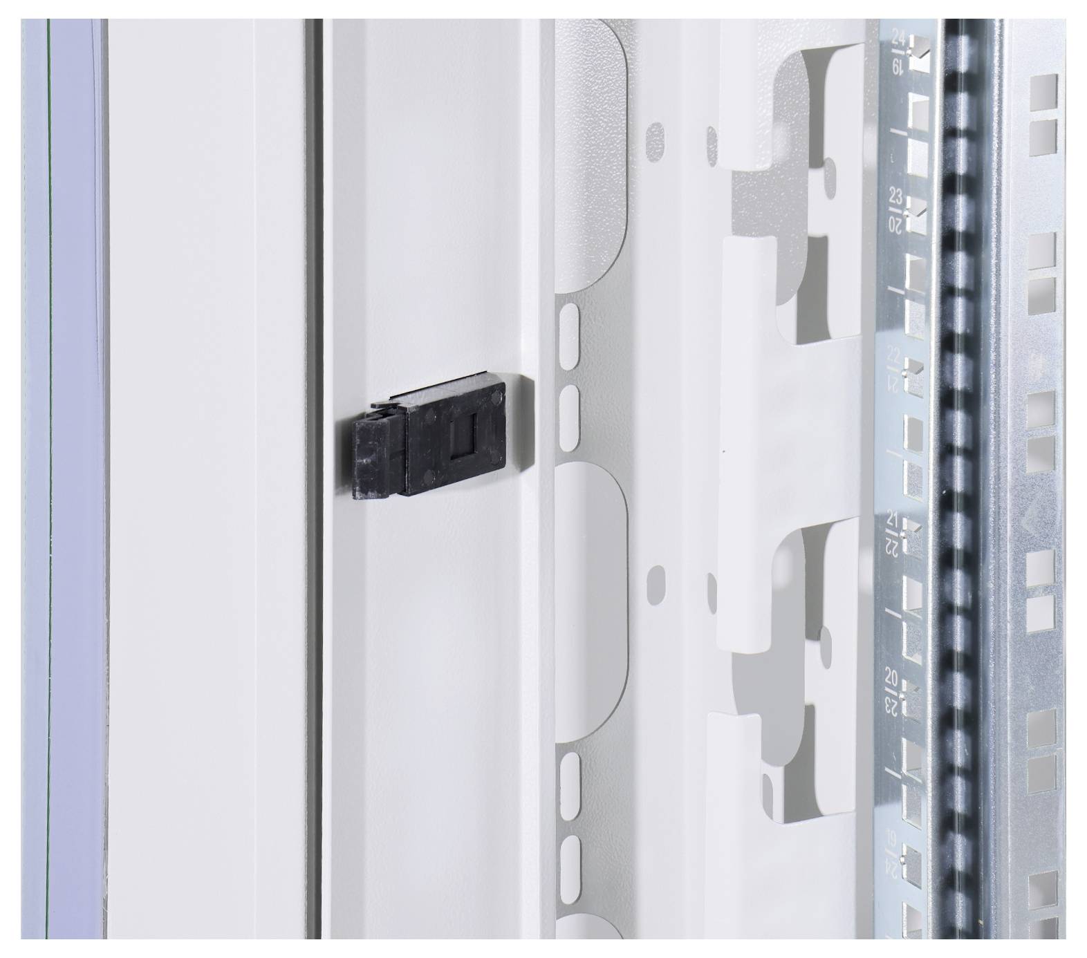 Ein Detailbild eines Schaltschrankes mit mehreren vertikalen Kabelkanälen und Befestigungselementen, dargestellt in einer Nahaufnahme.