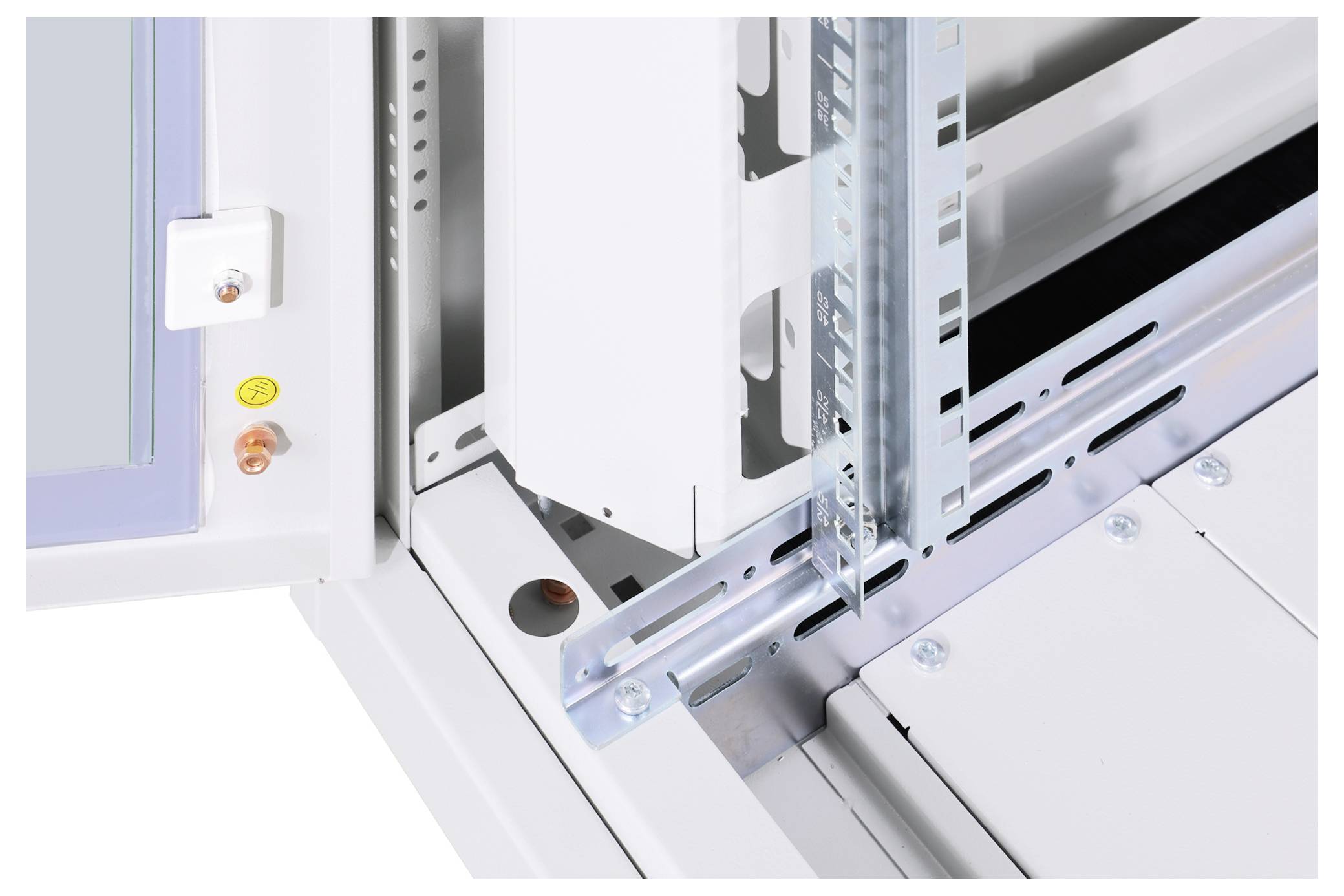 Ein technisches Detail eines Schaltschrankes wird gezeigt, mit Schienen und mechanischen Verbindungselementen.