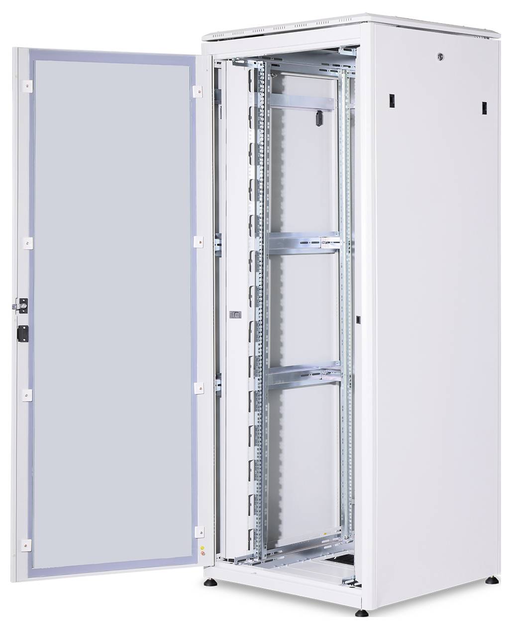 Ein offener, leerer Serverschrank mit Glastür an der linken Seite, ausgelegt für den Einbau von IT- und Netzwerktechnik.