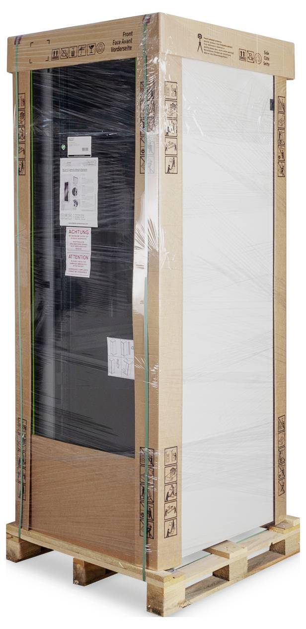 Ein großer, verpackter Schrank steht auf einer Holzpalette. Der Schrank ist in Folie eingewickelt und hat an den Kanten Karton.