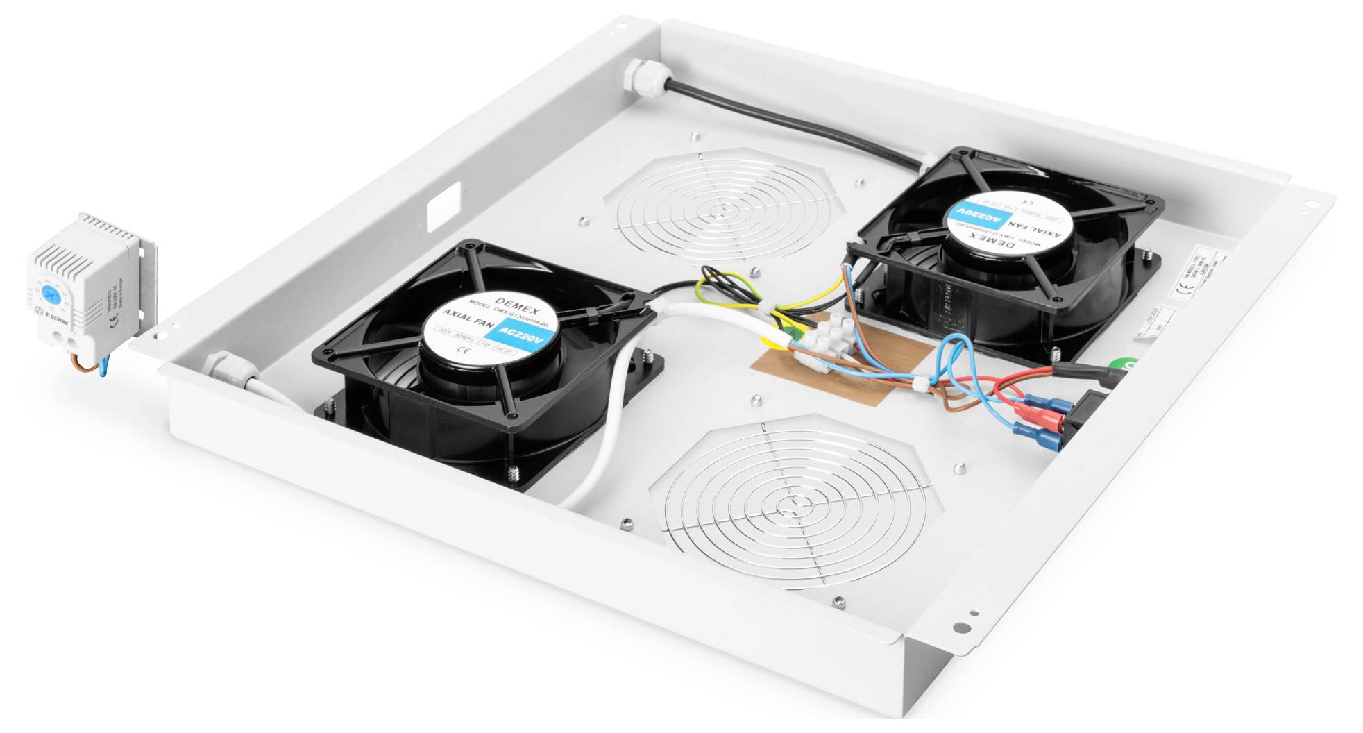 Ein weißes Lüftungsgerät mit zwei schwarzen elektrischen Ventilatoren und Verkabelung auf einer rechteckigen Metalloberfläche.