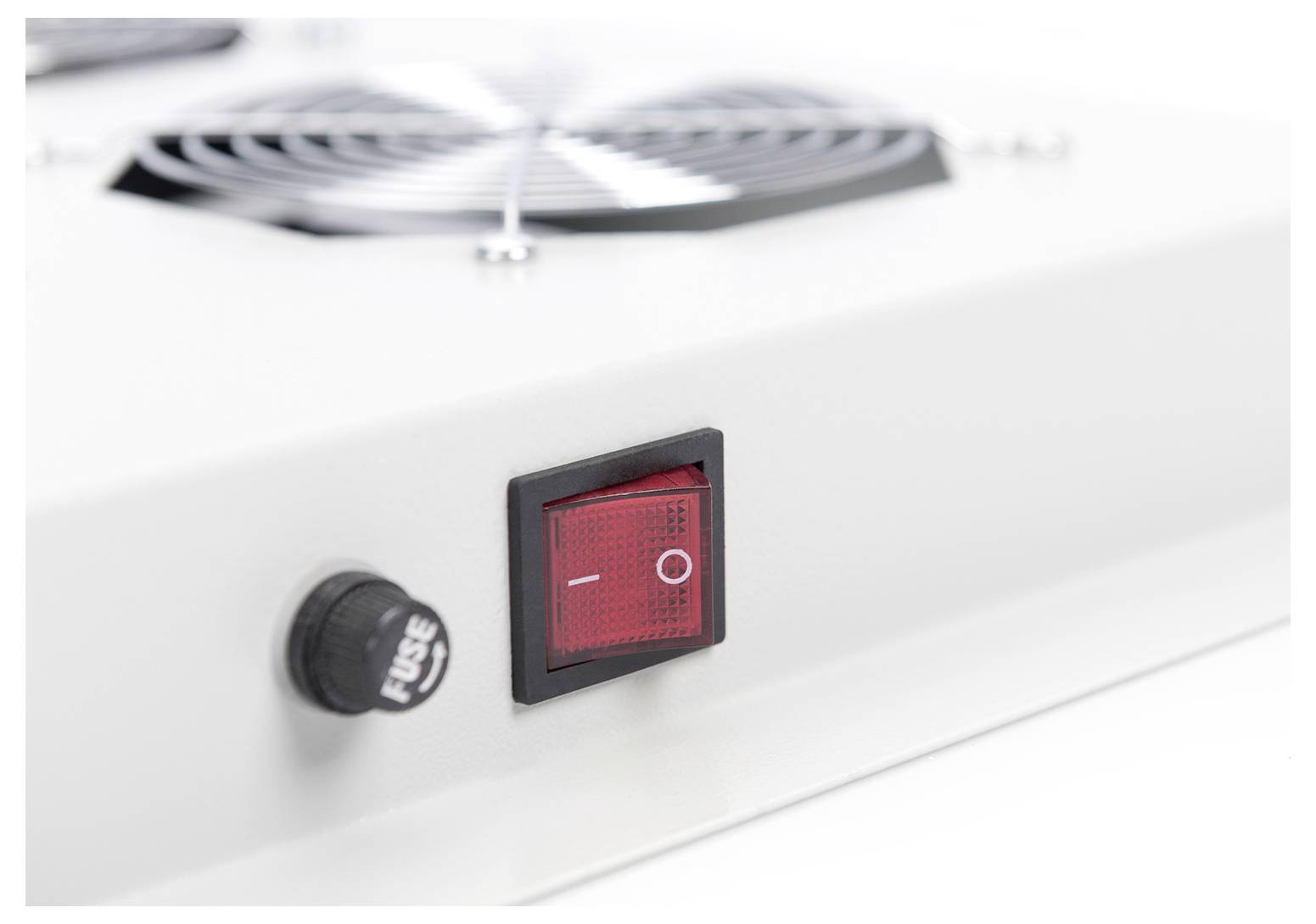 Eine Nahaufnahme eines roten Netzschalters in der 