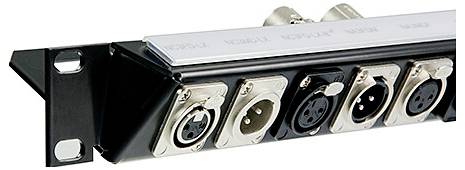 Ein in ein Rack eingebautes Audiopanel mit mehreren XLR-Steckverbindern.
