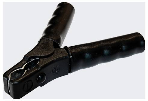 Ein schwarzer isolierter Krokodilklemme mit geriffelten Griffen, verwendet zum Verbinden von elektrischen Drähten in verschiedenen Anwendungen.