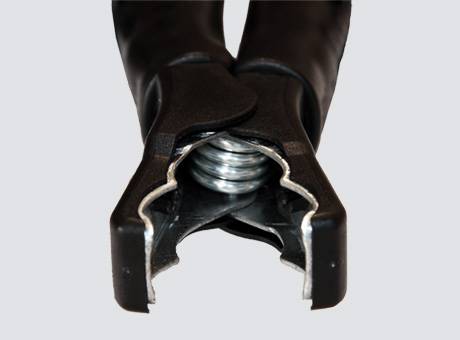 Nahaufnahme einer schwarzen tragbaren federbelasteten Klemme, die zum Greifen oder Befestigen von Objekten verwendet wird.