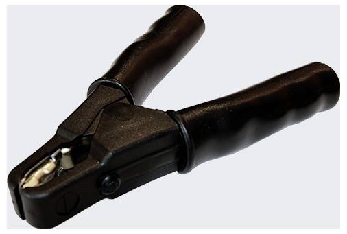 Eine schwarze Batterieklemme mit isolierten Griffen, die zum Anschluss an Batteriepole verwendet wird.