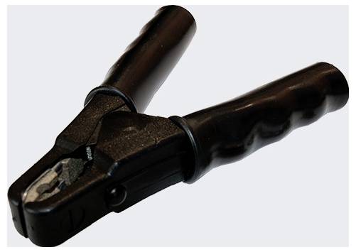 Eine Nahaufnahme einer schwarzen Starthilfekabel-Klemme, die den Griff und die Metallzähne zum Greifen einer Batterieklemme zeigt.