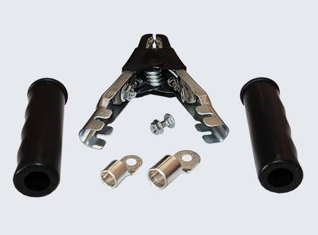 Ein Handgriff-Trainingsgerät mit Metallfedermechanismus, zwei schwarzen Kunststoffgriffen und zusätzlichen Hardwareteilen auf einem neutralen Hintergrund.