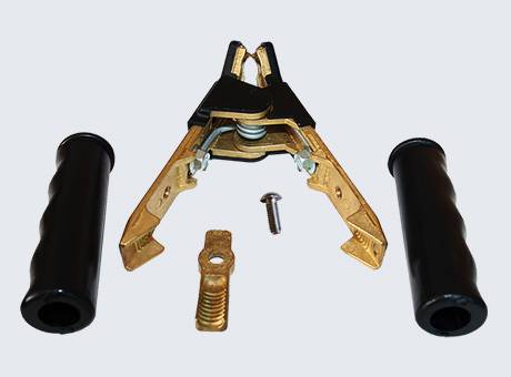 Eine Messing-Gaszylinder-Verbindungsklemme liegt zerlegt vor, mit schwarzen Griffen, einer Schraube und zusätzlichen Komponenten auf grauem Hintergrund angeordnet.