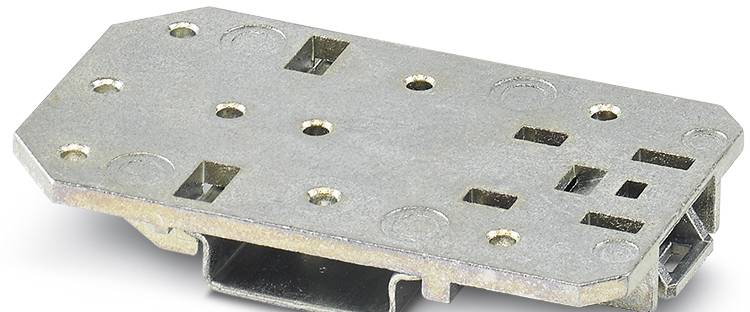 Metallische Montageplatte mit mehreren rechteckigen und runden Aussparungen, geeignet für industrielle Anwendungen und Befestigungen.