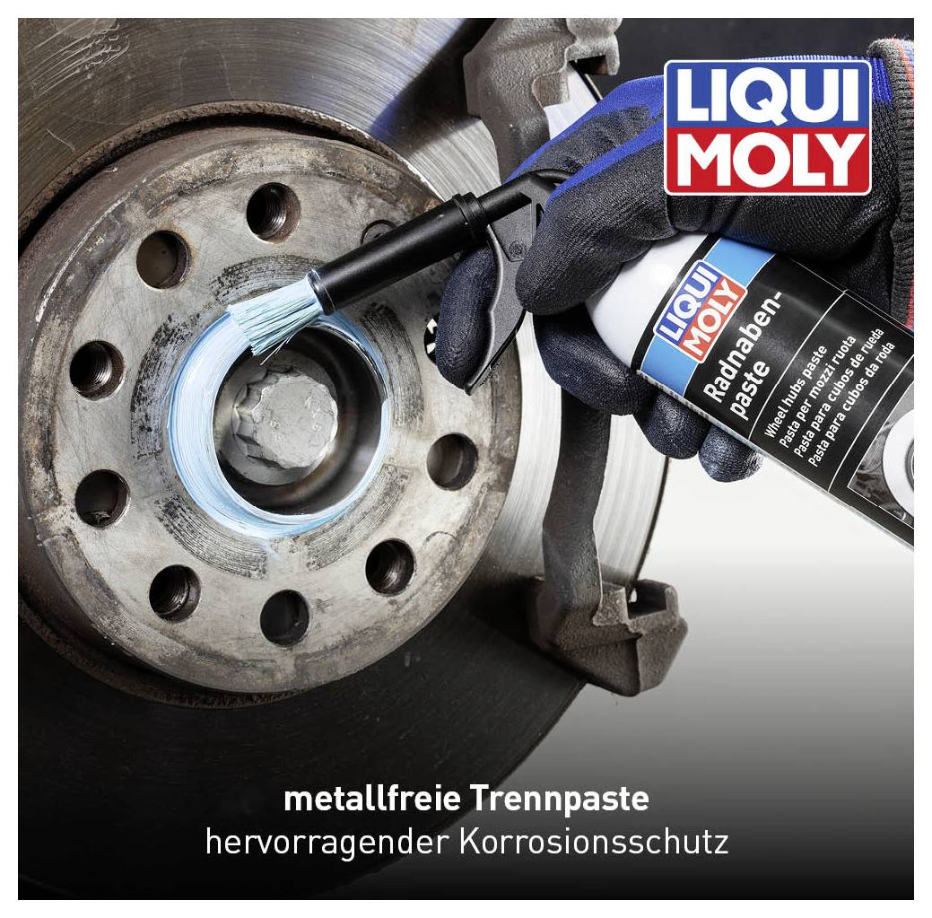 Eine Person trägt metallfreie Trennpaste mit einem Pinsel auf eine Bremsscheibe auf. Oben rechts das Logo von Liqui Moly. Text: 'metallfreie Trennpaste hervorragender Korrosionsschutz'.