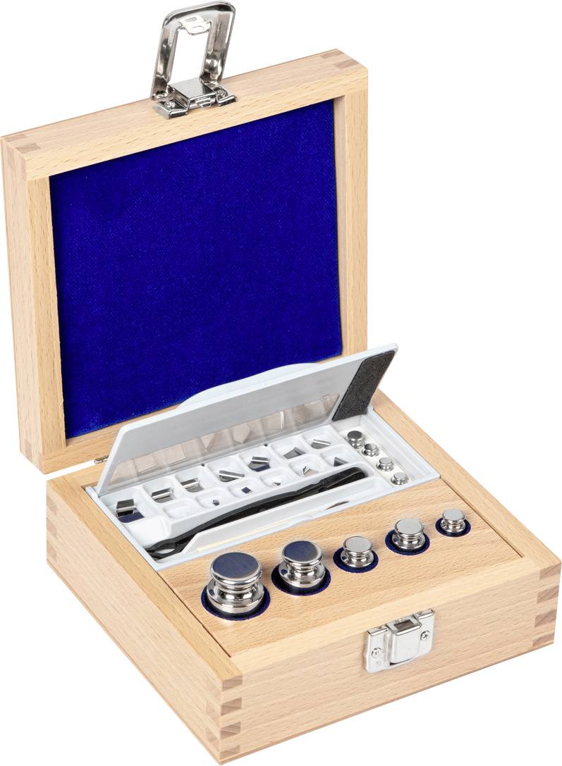 Holzkiste mit blauem Innenfutter, enthält ein Set von Gewichtskalibrierungen aus Metall, inklusive verschiedener Gewichte und einer Pinzette.