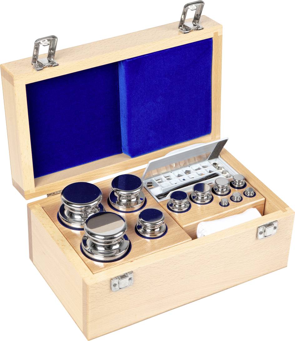 Holzkiste mit geöffnetem Deckel, enthält ein Gewichtssatz mit verschiedenen polierten Metallgewichten und Zubehörteilen auf blauer Filzeinlage.