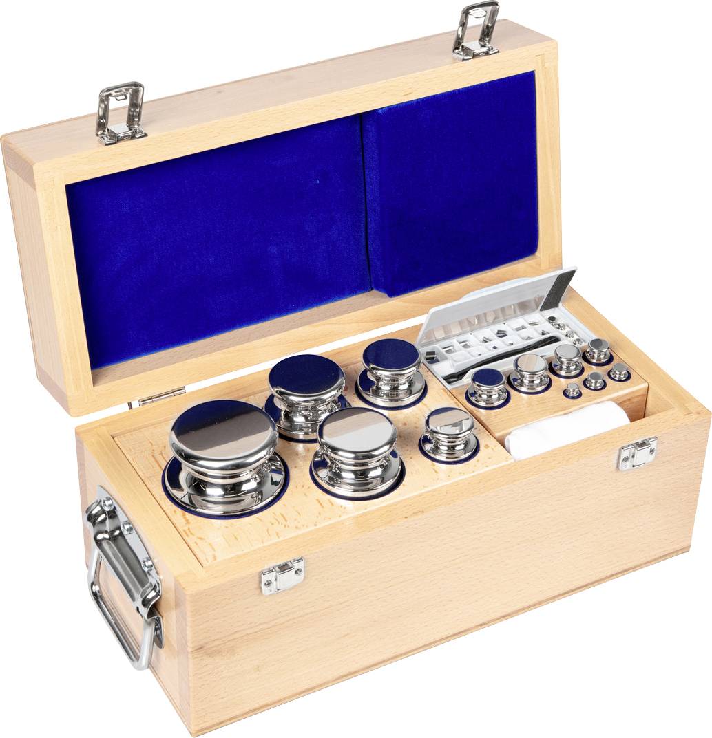 Ein Holzkasten mit blauen Innenfutter enthält eine präzise Gewichtesammlung, einschließlich großer und kleiner Metallgewichte in mehreren Einheiten.