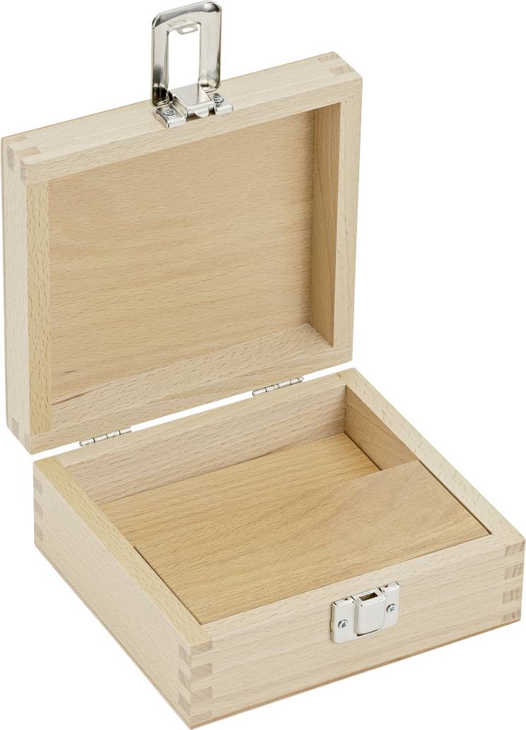 Eine geöffnete, leere Holzkiste mit Metallscharnieren und Verschluss. Sie besteht aus glattem, naturbelassenem Holz.