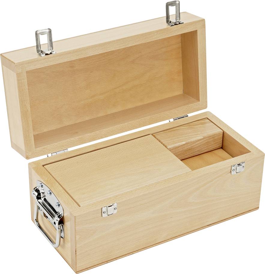 Holzkiste mit Deckel geöffnet, zeigt zwei Fächer; eines mit einer kleineren, herausnehmbaren Box. Silberne Schließe und Griffe.