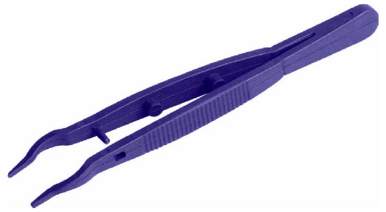 Blau gefärbte Plastikpinzette auf weißem Hintergrund, leicht geöffnet.