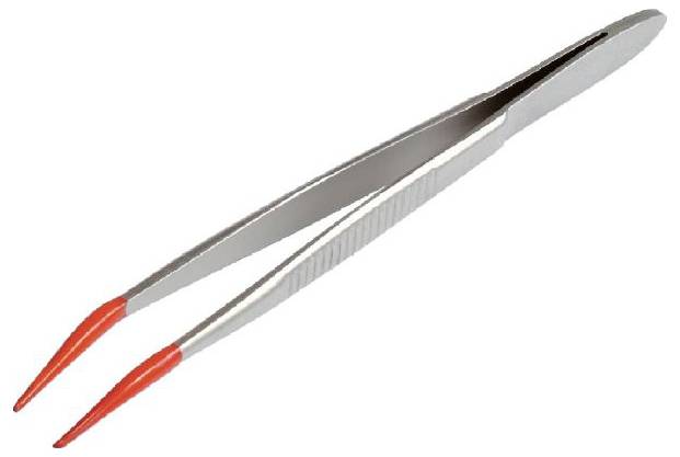 Eine silberne Metallpinzette mit roten Schutzkappen an den Spitzen liegt auf weißem Hintergrund.