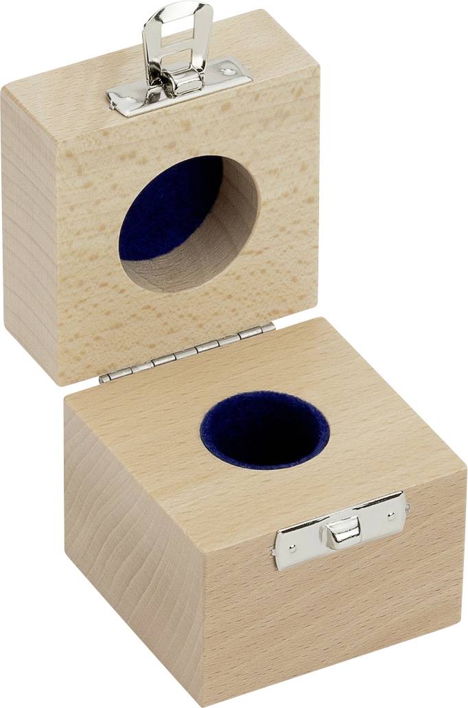 Eine geöffnete quadratische Holzbox mit Scharnierdeckel und Metallverschluss. Innen ist eine runde, mit blauem Filz ausgekleidete Vertiefung.