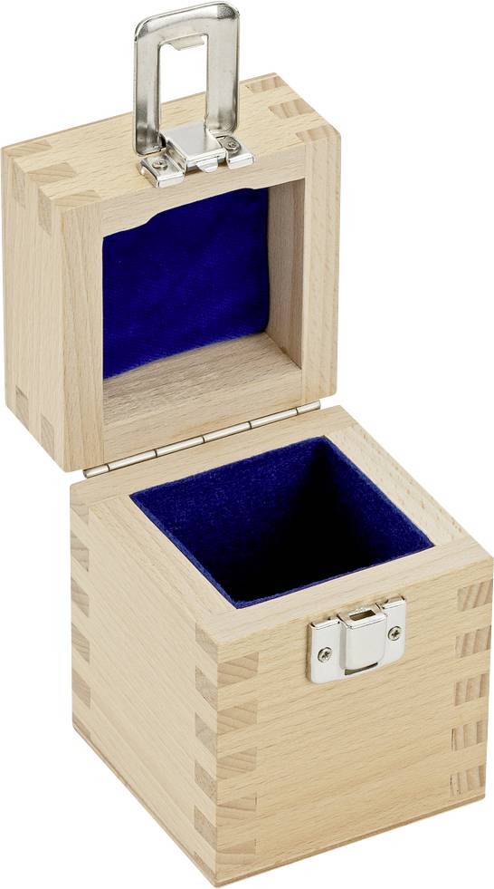 Kleine Holzkiste mit offenem Deckel, innen mit blauem Samt ausgekleidet. Metallverschluss ist sichtbar.