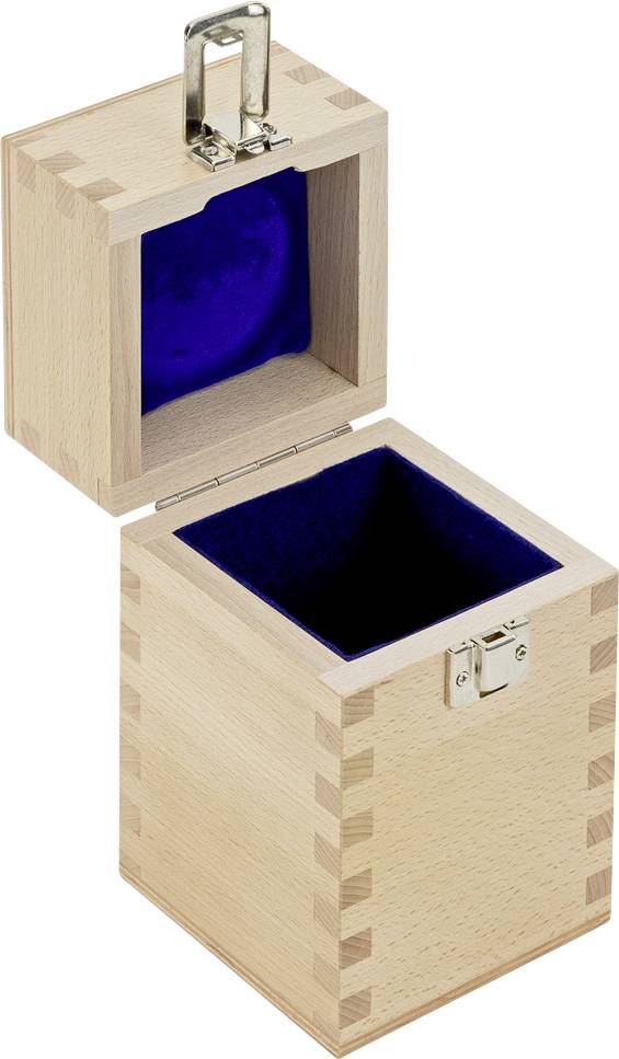 Holzkiste mit Scharnierdeckel, innen mit blauem Stoff ausgekleidet, offen, Metallverschluss oben, geeignet zur Aufbewahrung.