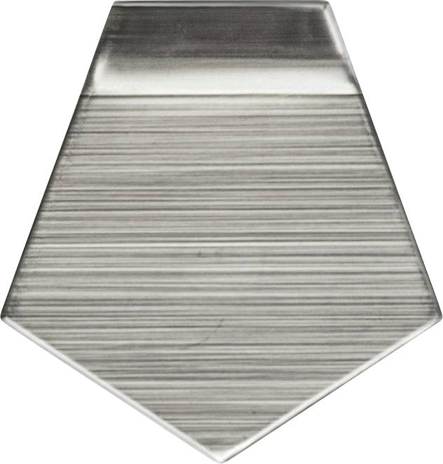 Ein silbernes, gefächertes, sechseckiges Metallobjekt mit horizontalen Linien auf der Oberfläche.