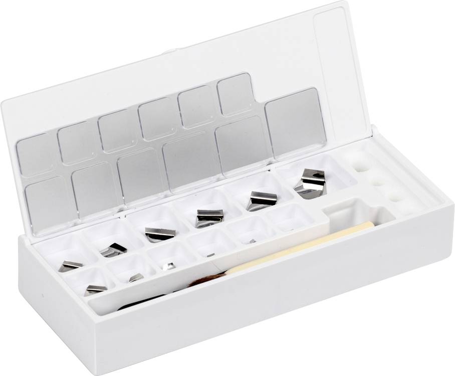 Ein Set von metallischen Ersatzklingen in einer weißen Kunststoffbox mit Fachunterteilungen, enthält auch ein kleines Werkzeug.