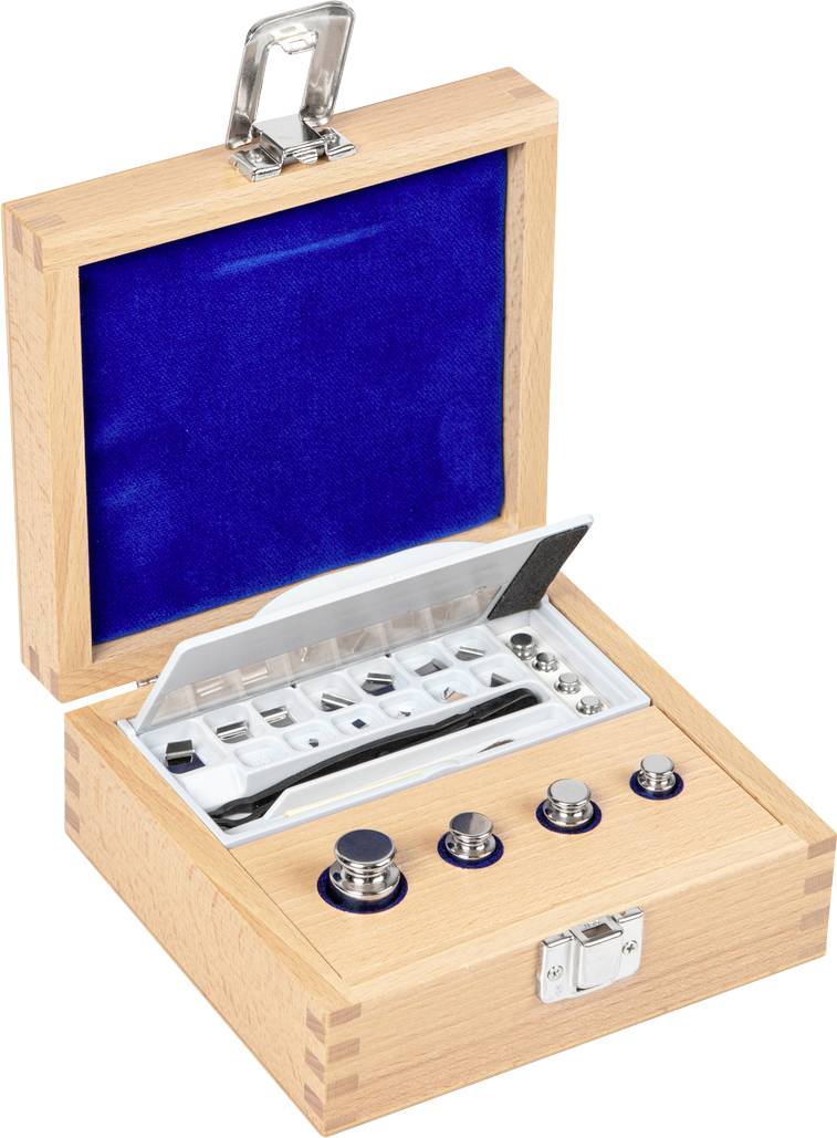 Holzkiste mit geöffnetem Deckel zeigt ein Set von Metallgewichten mit Samt ausgekleidetem Innenraum.