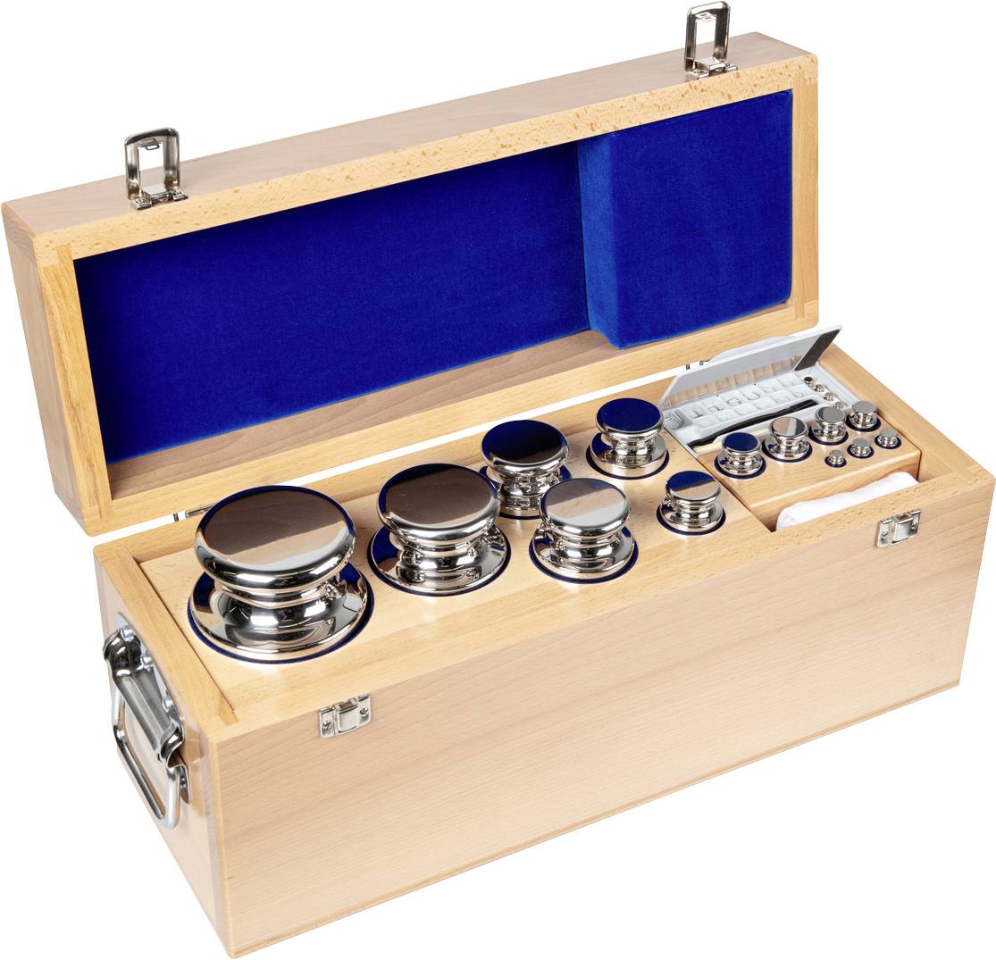 Holzkiste mit geöffnetem Deckel, enthält ein Set polierter Metallgewichte in verschiedenen Größen. Innen blauer Filz.